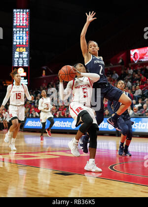 Piscataway, New Jersey, USA. 6 janvier, 2019. Scarlet Knights Rutgers guard CIANI CRYOR (5) disques durs pour le panier contre Penn State Dame garde Lions AMARI CARTER (2) dans un jeu à la Rutgers Athletic Center. Crédit : Joel Plummer/ZUMA/Alamy Fil Live News Banque D'Images