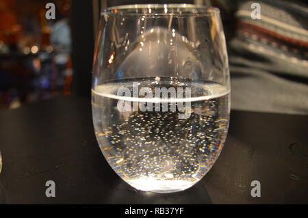 Un verre d'eau dans un bar Banque D'Images