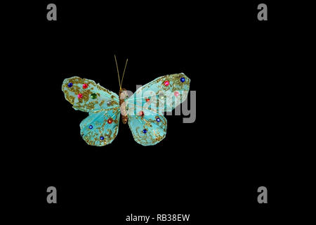 Papillon Turquoise fait main avec perles bleues et roses isolated on white Banque D'Images