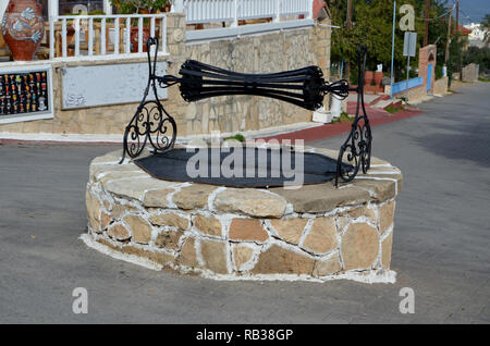 De l'eau ancien bien préservé au milieu de la route dans un petit village (36091) sur l'île de Crète en Grèce. Banque D'Images
