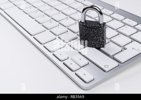 Ordinateur verrouillé à l'abri de virus ou logiciels malveillants attaque. Ordinateur portable protégé contre la cyber-criminalité en ligne et le piratage informatique. Concept de sécurité informatique avec Banque D'Images