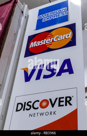 Indianapolis - Circa Janvier 2019 : VISA, MasterCard, Discover et American Express logos. VISA, MasterCard, Discover et American Express offrent de nombreux produ paiement Banque D'Images