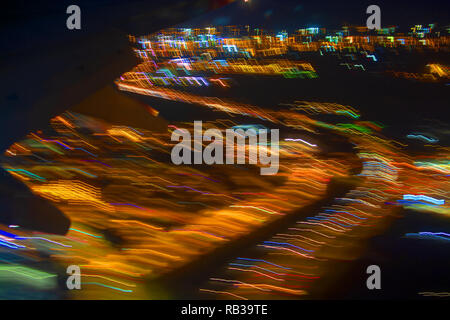 Light painting abstract background texture lumière mouvement dans l'obscurité en différentes couleurs. Banque D'Images