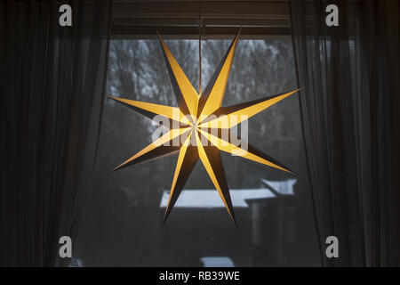 Star de l'avent décorations de Noël dans la neige avec fenêtre à l'extérieur dans l'après-midi à Stockholm, en Suède. Banque D'Images