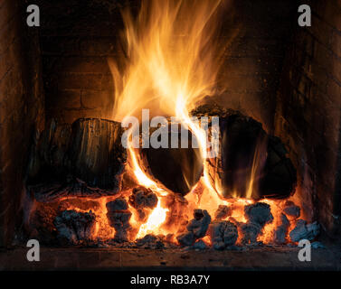 Un bon feu de bois dans une cheminée à foyer ouvert Banque D'Images