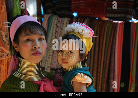 Kayan Lahwi femme et enfant avec des anneaux de cou en laiton distinctifs, province de Chiang Mai, Thaïlande Banque D'Images