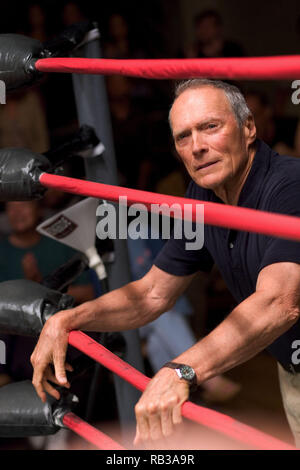 Titre original : Million Dollar Baby. Titre en anglais : Million Dollar Baby. Année : 2004. Réalisateur : CLINT EASTWOOD. Stars : CLINT EASTWOOD. Credit : WARNER BROS. / WALLACE, MERIE W. / Album Banque D'Images