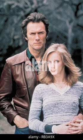 Titre original : le gant. Titre en anglais : Le gant. Année : 1977. Réalisateur : CLINT EASTWOOD. Stars : CLINT EASTWOOD, SONDRA LOCKE. Credit : Warner Brothers / Album Banque D'Images