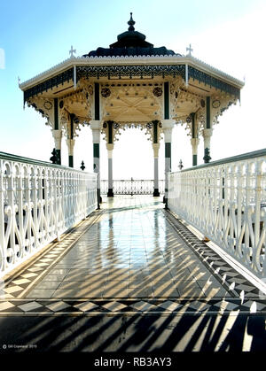 À la recherche d'une voie très ornés dans le kiosque de Brighton, le kiosque est une forme octogonale avec ralings ferronnerie ouvragée de tous les côtés, l'banstand Banque D'Images