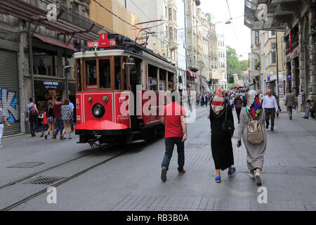 Tramway historique, Istiklal Caddesi, principale rue commerçante, quartier de Beyoglu, Istanbul, Turquie, Europe Banque D'Images