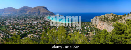 Vue aérienne de la station balnéaire de Mondello à Palerme, Sicile. Plage de sable blanc et une mer cristalline. Panorama depuis le sommet du Monte Pellegrino. Banque D'Images