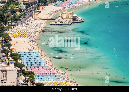 Vue aérienne de la station balnéaire de Mondello à Palerme, Sicile. Plage de sable blanc et une mer cristalline. Panorama depuis le sommet du Monte Pellegrino. Banque D'Images