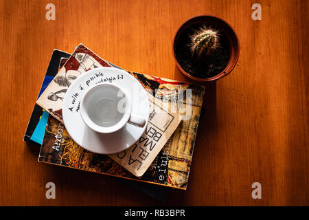 Tasse de café avec Cactus et Livres Banque D'Images