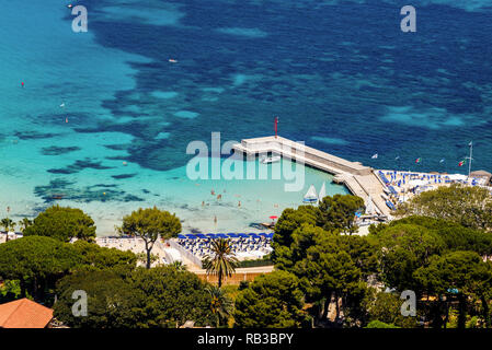 Vue aérienne de la station balnéaire de Mondello à Palerme, Sicile. Plage de sable blanc et une mer cristalline. Panorama depuis le sommet du Monte Pellegrino. Banque D'Images