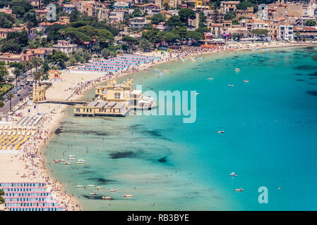 Vue aérienne de la station balnéaire de Mondello à Palerme, Sicile. Plage de sable blanc et une mer cristalline. Panorama depuis le sommet du Monte Pellegrino. Banque D'Images