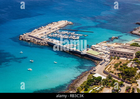 Vue aérienne de l'Addaura port et la plage avec la mer turquoise et bateaux près de Mondello, Palerme, Sicile. Banque D'Images