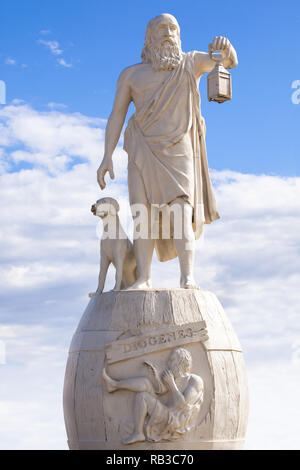 Philosophe Diogène sculpture, holding light, Sinop Turquie - également connu sous le nom de Diogène le cynique, il est né à Sinope (Sinop, Turquie), un I Banque D'Images