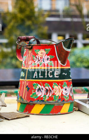 Décorées canal boat jug, portant le nom Alice Banque D'Images