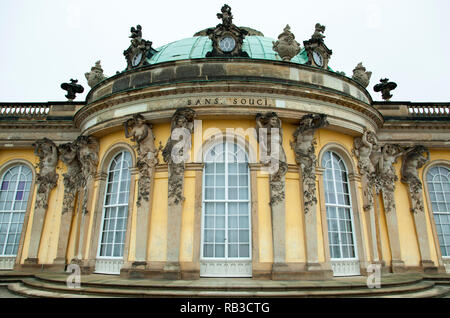 L'entrée principale du 18e siècle Sanssouci palais d'été de Frédéric le Grand à Potsdam (Allemagne). Banque D'Images