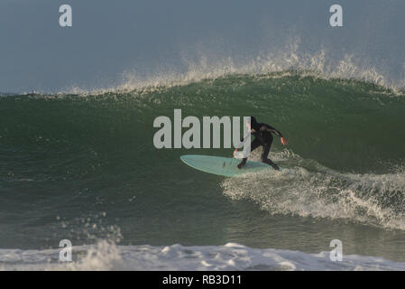 Brave goofyfoot surfer approcher la lèvre jeter sur grand ensemble au cours de l'onde de la houle d'hiver amusant à Ventura, Californie, USA le 6 janvier 2019. Banque D'Images