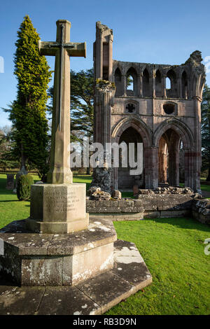 Abbaye de Dryburgh, Ecosse, près de Melrose dans les frontières. La Croix du souvenir de guerre. Banque D'Images