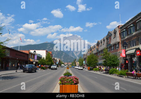 BANFF, AB / CANADA - Juillet 27, 2017 : Banff, dont l'avenue Banff est montré ici, est une des destinations touristiques les plus populaires. Banque D'Images