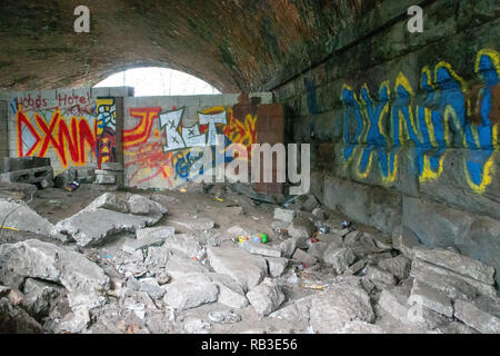 Archway clos sous un pont le long de la Trans Pennine Trail à Warrington où les gens ont mis graffitti sur les murs Banque D'Images