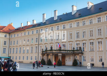 L'intérieur de bâtiments élégants la Deuxième cour du château de Prague. Banque D'Images