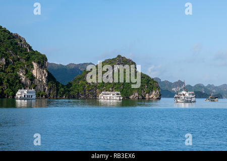 Bateaux de croisière touristique sur la baie d'HALONG, Vietnam Banque D'Images