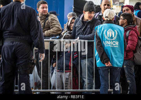 SID, SERBIE - 17 NOVEMBRE 2015 : les réfugiés, les hommes et les enfants l'article et l'attente de traverser la Croatie Serbie frontière, à la gare de Sid sur le B Banque D'Images