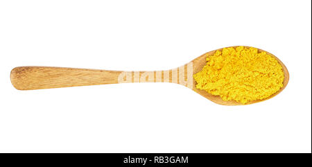 Poudre de curcuma dans une cuillère en bois isolé sur fond blanc. Vue d'en haut. Mise à plat Banque D'Images