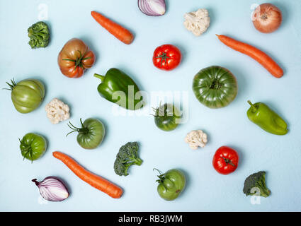 Résumé Contexte alimentaire. légumes frais sur un fond bleu. Vue de dessus Banque D'Images