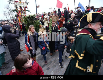 Les Lions d'artistes-interprètes professionnels de groupe d'une couronne Roi et Reine pour le jour choisi par le public, sur le Bankside, au cours de l'Assemblée Douzième Nuit de célébrations sur la rive sud, au centre de Londres. Banque D'Images