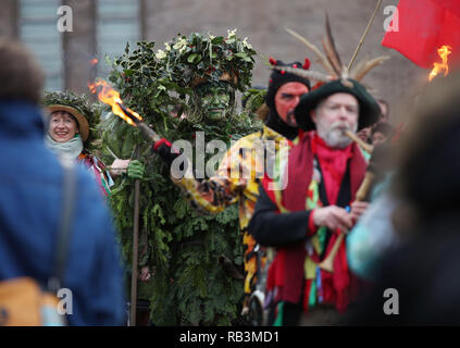 Le groupe de Lions partie des artistes professionnels sur Bankside, au cours de l'Assemblée Douzième Nuit de célébrations sur la rive sud, au centre de Londres. Banque D'Images