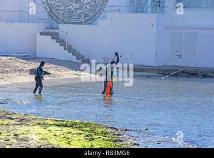 Can Pastilla, à Majorque, ESPAGNE - décembre 6, 2018 : Divers dans la pleine vitesse entrant dans l'eau sur une journée ensoleillée sur le 6 décembre 2018 à Can Pastilla, Majorque, Spa Banque D'Images