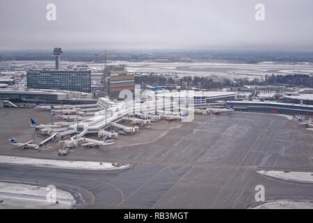 L'Arlanda, Suède - 31 décembre 2018 : les avions en stationnement à l'entrée vue aérienne, de la neige et de la glace sur le tarmac de l'aéroport l'image le 31 décembre 2018 à Banque D'Images