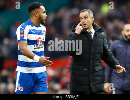 Lecture manager Jose Gomes parle à Liam Moore au cours de l'Emirates en FA Cup, troisième match à Old Trafford, Manchester. Banque D'Images