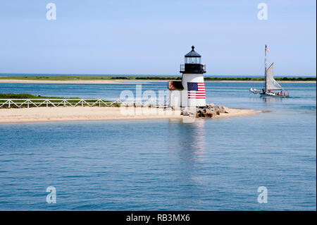 Passé à Brant Point Lighthouse sur Nantucket Island sur une chaude journée d'été quet en Nouvelle Angleterre. Banque D'Images