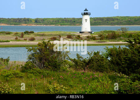 Edgartown Harbor Lighthouse Beach est entouré de roses et de fleurs pendant la saison d'été sur l'île de Martha's Vineyard. Banque D'Images