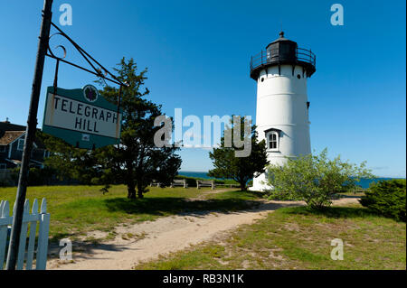 East Chop lighthouse se dresse au sommet du célèbre Telegraph Hill surplombant la baie de l'île de Martha's Vineyard ci-dessous. Banque D'Images
