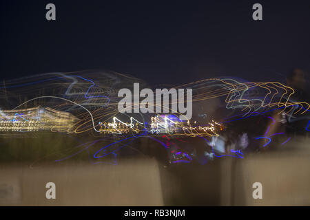 Light painting abstract background texture lumière mouvement dans l'obscurité en différentes couleurs. Banque D'Images