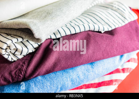 Close-up de vêtements clairs de textures. Photo de détail de différents vêtements dans un tas Banque D'Images