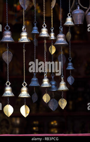 Chimes accroché dans la fenêtre des cloches de décoration accrocher sur la fenêtre derrière avec bokeh background le vent traditionnel palpitations dans Bell dans le vent tropical Banque D'Images