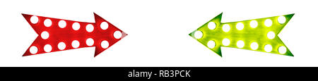 Le rouge et le vert à droite et gauche vintage retro éclairé flèches avec ampoules dans des directions opposées isolé sur fond blanc bannière large. Banque D'Images