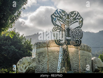 Sculpture en acier masque des rois, basé sur le moko conception de la première et deuxième rois Maori, le Roi Tawhiao et Roi Potatau, Ngaruawahia, Nouvelle-Zélande Banque D'Images