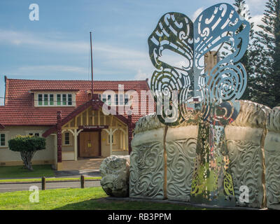 Sculpture en acier masque des rois, basé sur le moko conception de la première et deuxième rois Maori, le Roi Tawhiao et Roi Potatau, Ngaruawahia, Nouvelle-Zélande Banque D'Images