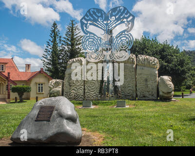 Sculpture en acier masque des rois, basé sur le moko conception de la première et deuxième rois Maori, le Roi Tawhiao et Roi Potatau, Ngaruawahia, Nouvelle-Zélande Banque D'Images
