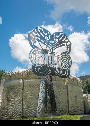 Sculpture en acier masque des rois, basé sur le moko conception de la première et deuxième rois Maori, le Roi Tawhiao et Roi Potatau, Ngaruawahia, Nouvelle-Zélande Banque D'Images