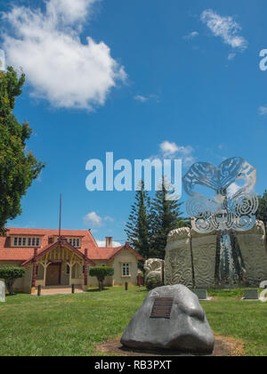 Sculpture en acier masque des rois, basé sur le moko conception de la première et deuxième rois Maori, le Roi Tawhiao et Roi Potatau, Ngaruawahia, Nouvelle-Zélande Banque D'Images