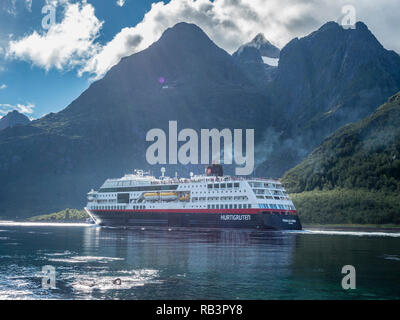 'Croisières Hurtigruten Trollfjord' passant le Raftsund, le détroit entre les îles, Austvågøya Hinnøya et entourée de montagnes abruptes, la Norvège Banque D'Images